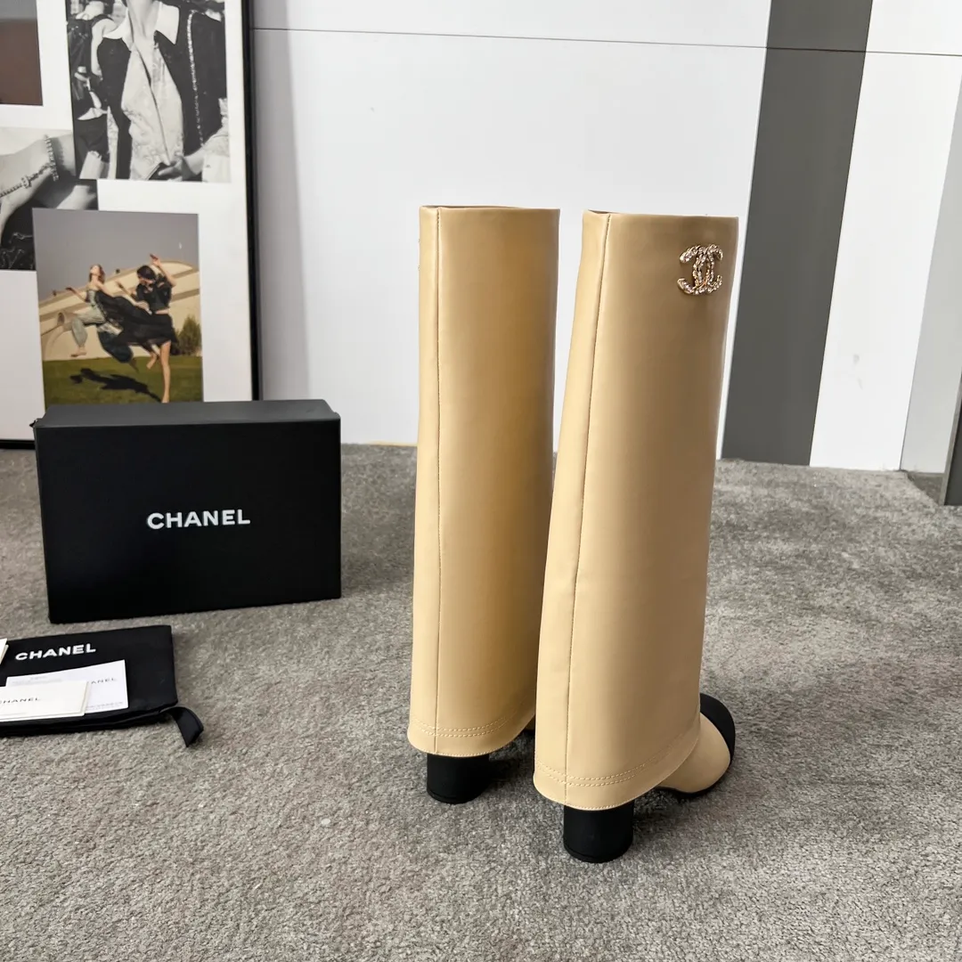 👟👟Ex-factory price 1000👟👟 High version of Chanel CHANEL, 🌞🌞🌞Xiaoxiang’s latest boots for autumn and winter 2025, a must-have item for this autumn and winter! ! Ms. Chanel loves simple yet irresistible combinations to show her unique style. Mix and match freely to shine⚡Follow Grandma’s fashion steps! ! ! The top-notch craftsmanship and texture are perfectly presented. No matter any details, you can compare them with the counters. The best quality products can be entered and exited from the counters at will! ! ❶Material: imported cowhide/sheep leather ❷Inner lining: cowhide lining ❸Foot pads: cowhide lining ❹Outsole: original Italian leather outsole ❺Heel height: 5.5cm ❻Boot shaft height: 15 inches ❼Number: 35-40 (40 and 41 are customized and non-refundable)
